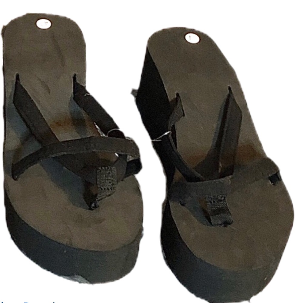 Black Flip/Flops never worn just missing t…